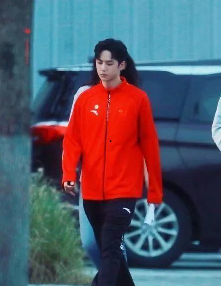 王一博吃瓜爆料最新图片,娱乐圈幕后真相大揭秘  第2张 王一博吃瓜爆料最新图片,娱乐圈幕后真相大揭秘  第2张